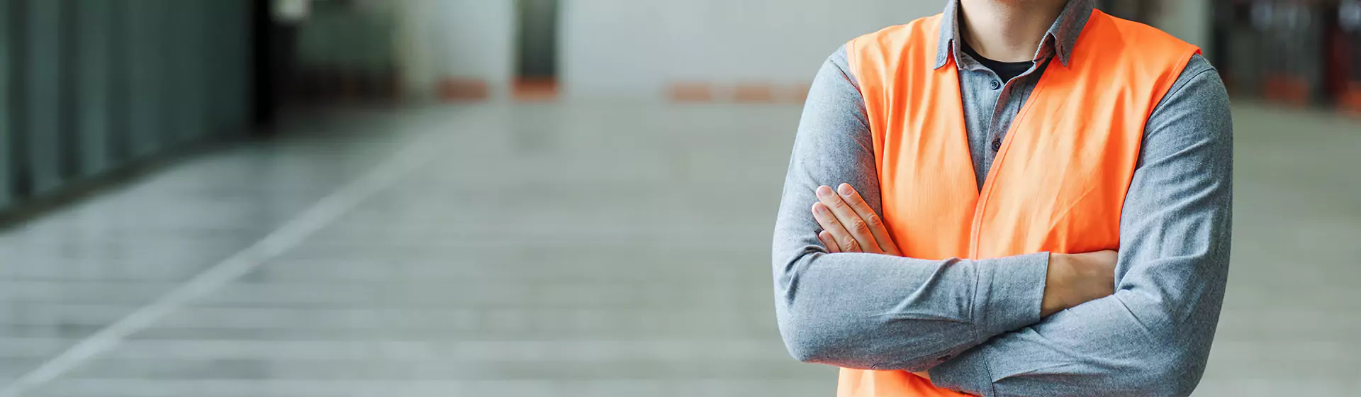 Arbeiter mit Sicherheitskleidung Arbeiter mit Sicherheitskleidung in großer Halle